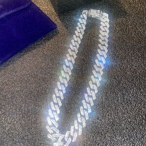 CUBAN QUAVO ICED PAVE 16”
WHITE GOLD GP NECK-CHAIN GIFT BOX NEW!!